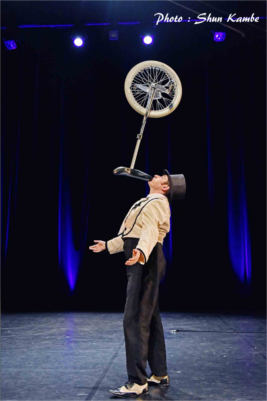 " Noliv' - cirque --- numro de monocycle et jonglerie - photo de Shun Kambe "